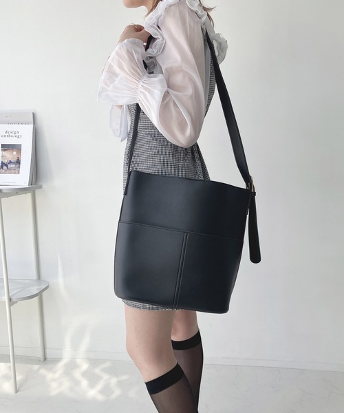 AS KNOW AS plus（アズノゥアズプラス）の「フェイクレザーショルダーバッグ（ショルダーバッグ・レディース・ブラック/ライトベージュ/ダークブラウン/モカ/シルバー・FREE）」の17枚目の写真