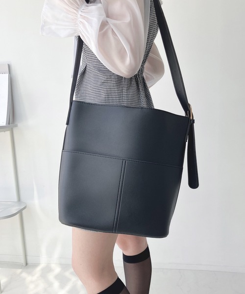 AS KNOW AS plus（アズノゥアズプラス）の「フェイクレザーショルダーバッグ（ショルダーバッグ・レディース・ブラック/ライトベージュ/ダークブラウン/モカ/シルバー・FREE）」の18枚目の写真