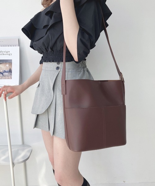 AS KNOW AS plus（アズノゥアズプラス）の「フェイクレザーショルダーバッグ（ショルダーバッグ・レディース・ブラック/ライトベージュ/ダークブラウン/モカ/シルバー・FREE）」の21枚目の写真