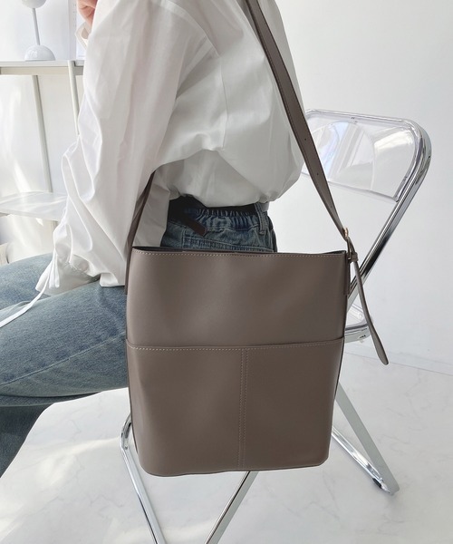 AS KNOW AS plus（アズノゥアズプラス）の「フェイクレザーショルダーバッグ（ショルダーバッグ・レディース・ブラック/ライトベージュ/ダークブラウン/モカ/シルバー・FREE）」の22枚目の写真