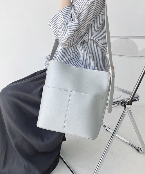 AS KNOW AS plus（アズノゥアズプラス）の「フェイクレザーショルダーバッグ（ショルダーバッグ・レディース・ブラック/ライトベージュ/ダークブラウン/モカ/シルバー・FREE）」の19枚目の写真