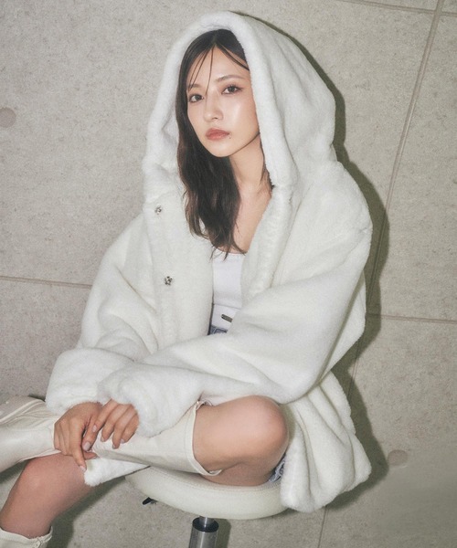 ANDGEEBEE(アンジービー)の「UNISEX エコファーパーカー(その他アウター・レディース・ホワイト/ブラック・FREE)」の2枚目の写真