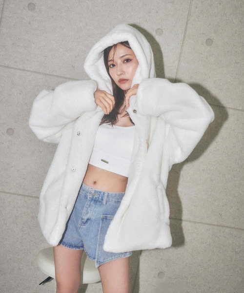 ANDGEEBEE(アンジービー)の「UNISEX エコファーパーカー(その他アウター・レディース・ホワイト/ブラック・FREE)」の4枚目の写真