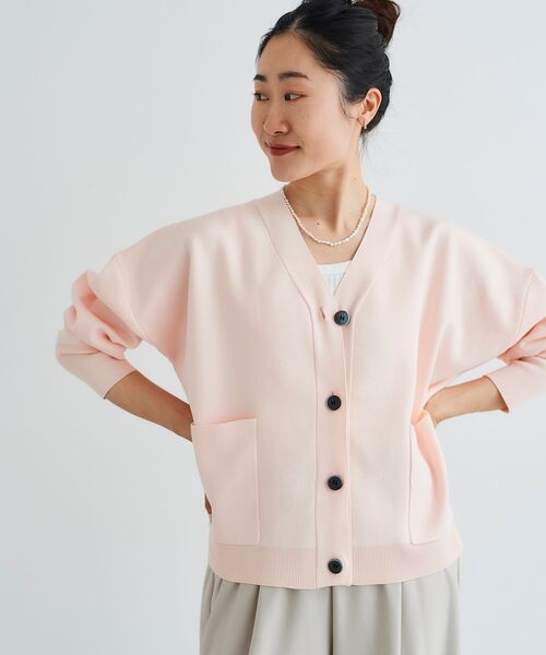 le.coeur blanc（ルクールブラン）の「スムースアミワイドシルエットVカーデ（カーディガン/ボレロ・レディース・ネイビー/オフホワイト/ライトピンク・38）」の6枚目の写真