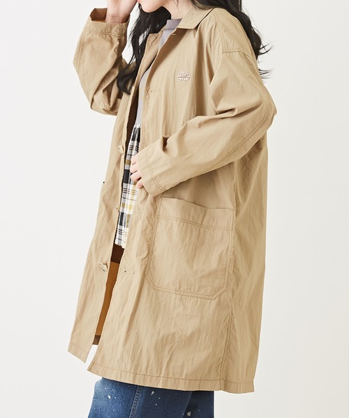 CUBE SUGAR（キューブシュガー）の「ワッシャーステンカラーコート（ステンカラーコート・レディース・ベージュ/ネイビー/レッド/マルチ/ナチュラル・M）」の2枚目の写真