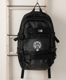 NEW ERA（ニューエラ）の「【NEW ERA/ニューエラ】DOG TOWNコラボ クロスロゴデザイン スケートボードアーバンパック/バックパック/ Skateboard Urban Pack 33L/ブラック（バックパック/リュック・メンズ）」