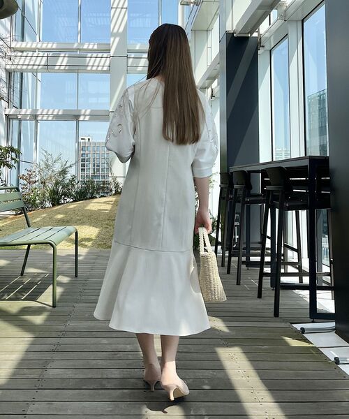 couture brooch（クチュールブローチ）の「◆【オフィス／学校行事にも】Vネック裾フレアジャンスカ（ワンピース・レディース・ライトグレー/ブラック・36/38/40/42）」の10枚目の写真