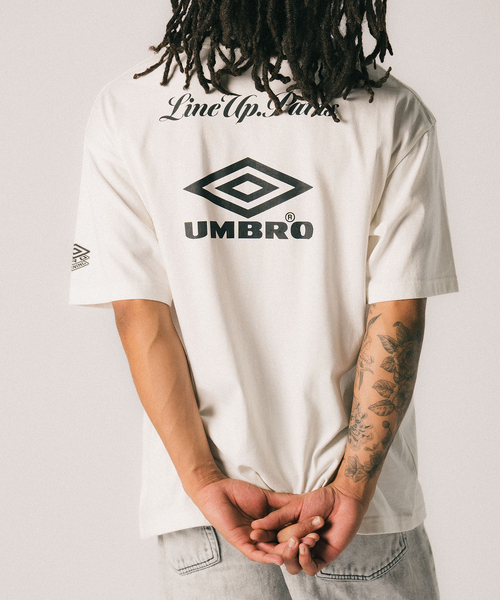 UMBRO（アンブロ）の「UMBRO×LINEUP logo tee / ロゴTシャツ UM24SS417-CS01（Tシャツ/カットソー・メンズ・ホワイト/ブラック・MEDIUM/LARGE/X-LARGE）」の6枚目の写真
