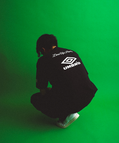 UMBRO（アンブロ）の「UMBRO×LINEUP logo tee / ロゴTシャツ UM24SS417-CS01（Tシャツ/カットソー・メンズ・ホワイト/ブラック・MEDIUM/LARGE/X-LARGE）」の13枚目の写真