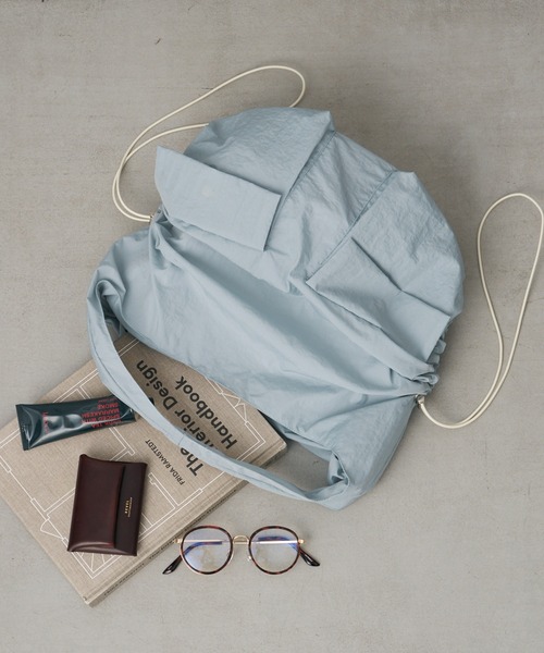 Actually（アクチュアリー）の「ナイロンサイドシャーリングトート（トートバッグ・レディース・ブラック/アイボリー/ブルー・フリー）」の3枚目の写真