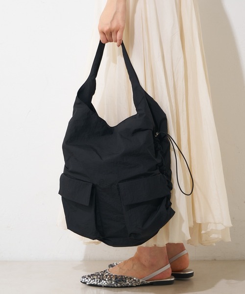 Actually（アクチュアリー）の「ナイロンサイドシャーリングトート（トートバッグ・レディース・ブラック/アイボリー/ブルー・フリー）」の2枚目の写真