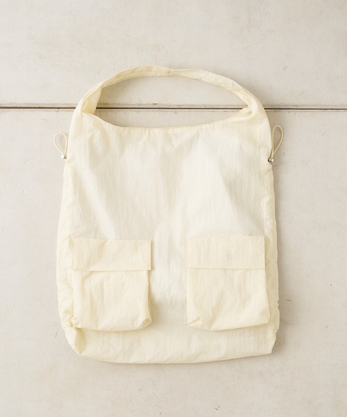 Actually（アクチュアリー）の「ナイロンサイドシャーリングトート（トートバッグ・レディース・ブラック/アイボリー/ブルー・フリー）」の7枚目の写真