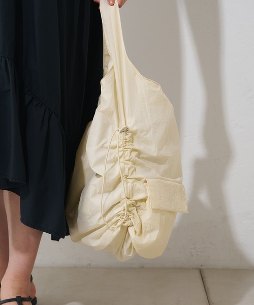 Actually（アクチュアリー）の「ナイロンサイドシャーリングトート（トートバッグ・レディース・ブラック/アイボリー/ブルー・フリー）」の6枚目の写真