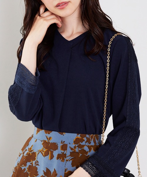 BELLUNA PLUS(ベルーナ)の「カットジョーゼット素材レース使いブラウス(Tシャツ/カットソー・レディース・セージグリーン/アイボリー/ピンク/ネイビー・MEDIUM/LARGE/X-LARGE)」の3枚目の写真