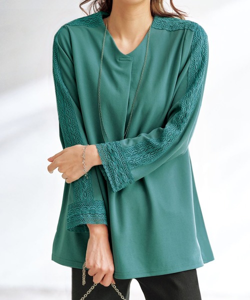 BELLUNA PLUS(ベルーナ)の「カットジョーゼット素材レース使いブラウス(Tシャツ/カットソー・レディース・セージグリーン/アイボリー/ピンク/ネイビー・MEDIUM/LARGE/X-LARGE)」の2枚目の写真