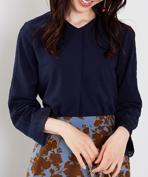BELLUNA PLUS(ベルーナ)の「カットジョーゼット素材レース使いブラウス(Tシャツ/カットソー・レディース・セージグリーン/アイボリー/ピンク/ネイビー・MEDIUM/LARGE/X-LARGE)」の10枚目の写真
