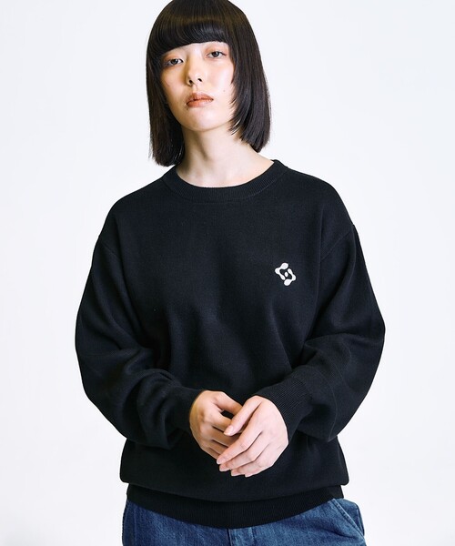 City Ambient Products（シティアンビエントプロダクツ）の「City Ambient Products:〈手洗い可能〉コンパクトリブ ワンポイント ロゴ ニット（ニット/セーター・メンズ・ブラック/スカイブルー/ライトグレー/ベージュ・SMALL/MEDIUM/LARGE）」の2枚目の写真