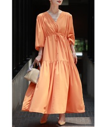 無地でも華やかな ティアードロングワンピース