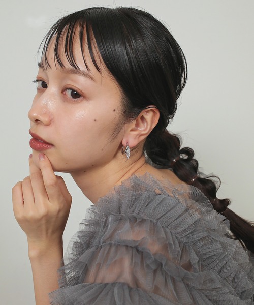 Kana(カナ)の「一粒 ビジュー ハーフフープピアス 結婚式 お呼ばれ パーティー オケージョン(ピアス(両耳用)・レディース・シルバー/ゴールド・フリー)」の3枚目の写真