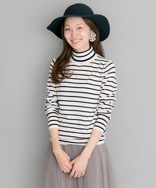 URBAN RESEARCH（アーバンリサーチ）の「UR タートルネックニット（ニット/セーター・レディース・ホワイト系その他/ブラック/オフホワイト/グレー・FREE）」の2枚目の写真