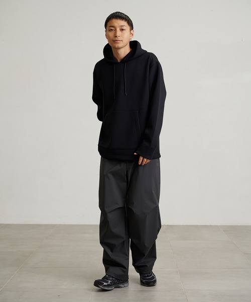 UNITED TOKYO（ユナイテッドトウキョウ）の「Aeroダンボールパーカー ｜ユニセックス着用可能 / 洗える / 防シワ / 速乾 / 軽量（パーカー・メンズ・ライトグレー/グリーン/ダークグレー/ブラック・1/3/2/4）」の10枚目の写真