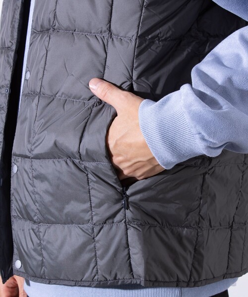 TAION(タイオン)の「【TAION/タイオン】ベーシック Vネックボタン インナーダウンベスト UNISEX/ユニセックス(ダウンベスト・メンズ・ブラック/チャコールグレー・M/L/XL/XXL/XXXL(150))」の14枚目の写真