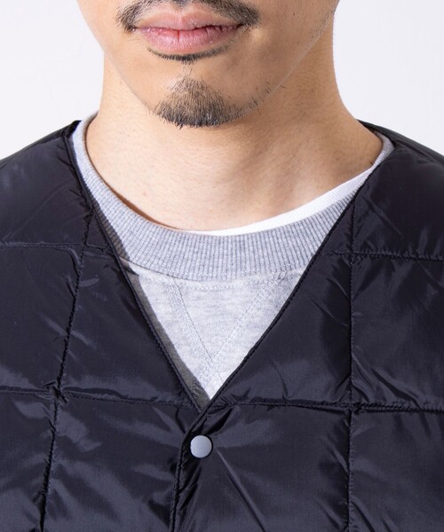 TAION(タイオン)の「【TAION/タイオン】ベーシック Vネックボタン インナーダウンベスト UNISEX/ユニセックス(ダウンベスト・メンズ・ブラック/チャコールグレー・M/L/XL/XXL/XXXL(150))」の3枚目の写真
