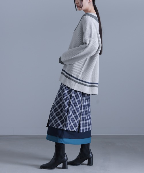 kOhAKU（コハク）の「『アシメ衿デザインニット』（ニット/セーター・レディース・ライトグレー/ブラック・FREE）」の22枚目の写真