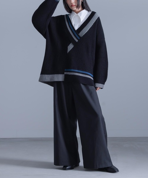 kOhAKU（コハク）の「『アシメ衿デザインニット』（ニット/セーター・レディース・ライトグレー/ブラック・FREE）」の13枚目の写真