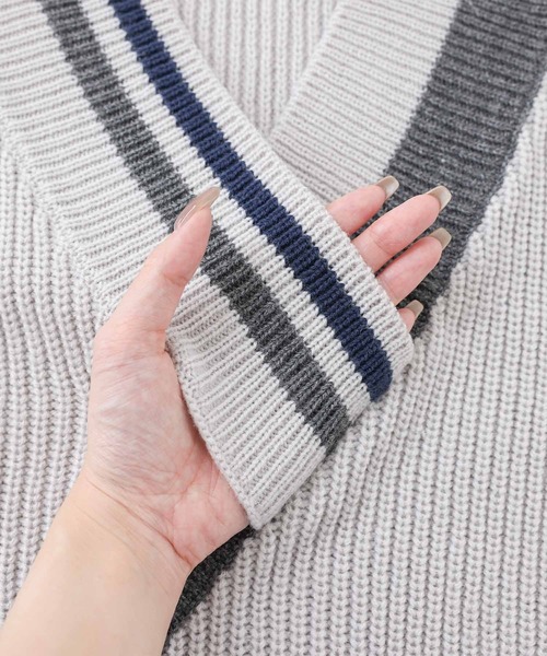 kOhAKU（コハク）の「『アシメ衿デザインニット』（ニット/セーター・レディース・ライトグレー/ブラック・FREE）」の4枚目の写真