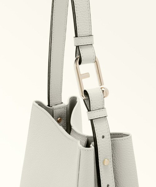 FURLA（フルラ）の「フルラヌヴォラ ミニバケットバッグ（トートバッグ・レディース・ライトオリーブ/ライトブルー/ダークグレー/ライトインディゴブルー/ライトホワイト/コーラル/ブラウン/カーキオリーブ/ライトグレー/ブラック/ライトピンク/チャコールグレー/フューシャピンク/グレイッシュブルー・ONE SIZE）」の16枚目の写真