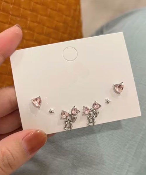 Mayree(メイリー)の「【float】リボン×ミニチャーム ゆらゆら シルバー ピアス【3ペアセット】(ピアス(両耳用)・レディース・シルバー系2/ピンク系1/シルバー系1・FREE)」の1枚目の写真