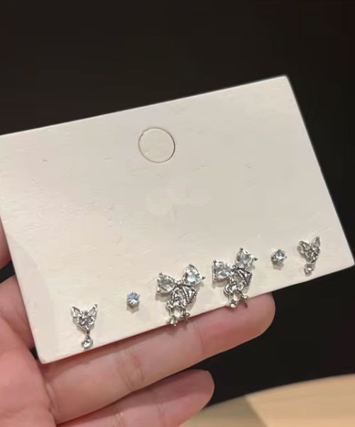 Mayree(メイリー)の「【float】リボン×ミニチャーム ゆらゆら シルバー ピアス【3ペアセット】(ピアス(両耳用)・レディース・シルバー系2/ピンク系1/シルバー系1・FREE)」の3枚目の写真
