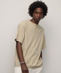 schott（ショット）の「Schott/ショット/PIGMENT OD SS HENLEY NECK T-SHIRT/ピグメント オーバーダイ ヘンリーネック Ｔシャツ（Tシャツ/カットソー）」
