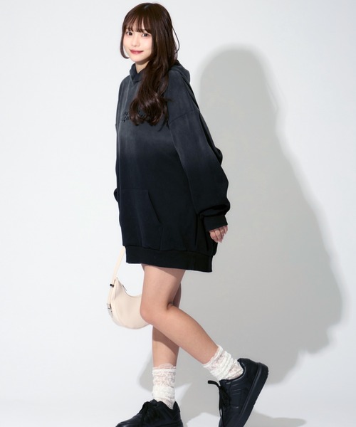ALLuRing ChaRm(アリュリングチャーム)の「AR Rubber Print Gradation Hoodie / ARロゴ ラバープリントグラデーションフーディー(パーカー・レディース・ブラック・L/M)」の21枚目の写真