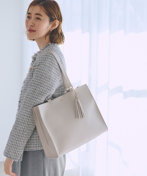 grove(グローブ)の「【人間工学・A4】スクエアタッセルチャームトート(トートバッグ・レディース・ライトグレー/オフホワイト/ブラック/サックスブルー・00)」の2枚目の写真