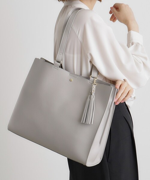 grove(グローブ)の「【人間工学・A4】スクエアタッセルチャームトート(トートバッグ・レディース・ライトグレー/オフホワイト/ブラック/サックスブルー・00)」の4枚目の写真