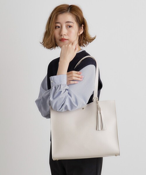 grove(グローブ)の「【人間工学・A4】スクエアタッセルチャームトート(トートバッグ・レディース・ライトグレー/オフホワイト/ブラック/サックスブルー・00)」の16枚目の写真