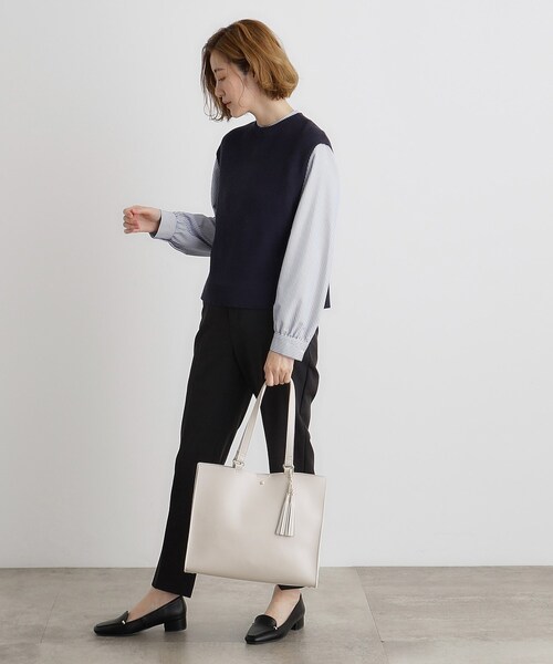 grove(グローブ)の「【人間工学・A4】スクエアタッセルチャームトート(トートバッグ・レディース・ライトグレー/オフホワイト/ブラック/サックスブルー・00)」の17枚目の写真