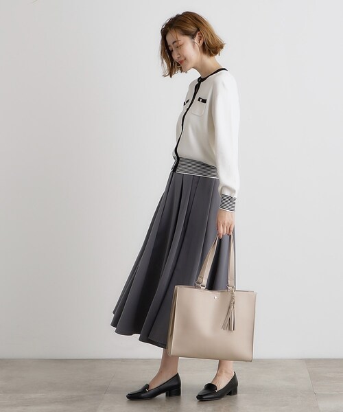 grove(グローブ)の「【人間工学・A4】スクエアタッセルチャームトート(トートバッグ・レディース・ライトグレー/オフホワイト/ブラック/サックスブルー・00)」の19枚目の写真