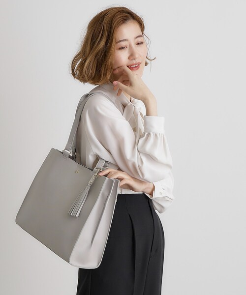 grove(グローブ)の「【人間工学・A4】スクエアタッセルチャームトート(トートバッグ・レディース・ライトグレー/オフホワイト/ブラック/サックスブルー・00)」の22枚目の写真