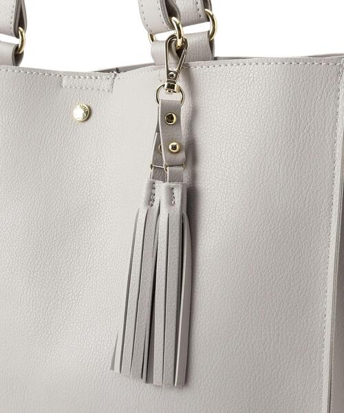 grove(グローブ)の「【人間工学・A4】スクエアタッセルチャームトート(トートバッグ・レディース・ライトグレー/オフホワイト/ブラック/サックスブルー・00)」の15枚目の写真