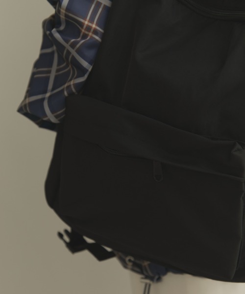 MERLOT（メルロー）の「【タブレット収納可能】サイドベルトナイロンバックパック（バックパック/リュック・レディース・ブラック・FREE）」の4枚目の写真