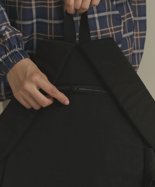 MERLOT（メルロー）の「【タブレット収納可能】サイドベルトナイロンバックパック（バックパック/リュック・レディース・ブラック・FREE）」の5枚目の写真