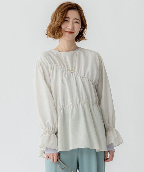 23区 L(ニジュウサンクオオキイサイズ)の「【洗える】シアーコットンシルク シャーリング デザイン ブラウス(シャツ/ブラウス・レディース・ベージュ系/ライトイエロー系/モスグリーン系/ブラック系・44/46/48)」の1枚目の写真
