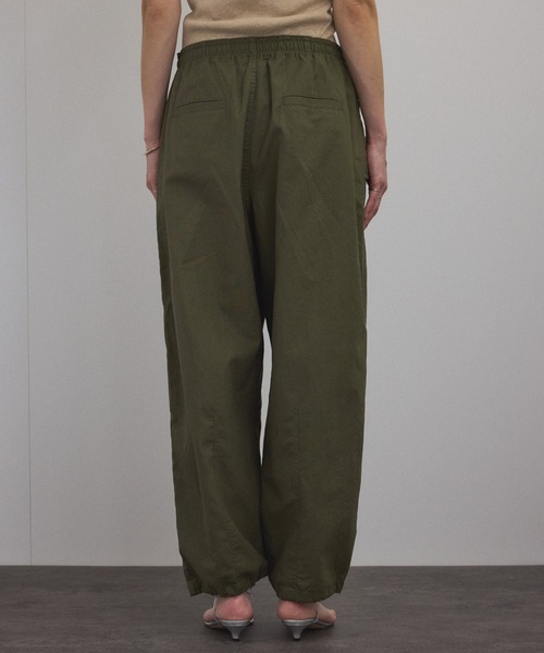 SALON adam et rope'（サロン アダム エ ロペ）の「【ZOZOTOWN限定】[XS-Lサイズ展開]ミリタリータックパンツ（チノパンツ・レディース・ブラック/ブラウン/カーキ・S/M/L/XS）」の13枚目の写真