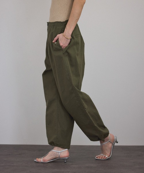 SALON adam et rope'（サロン アダム エ ロペ）の「【ZOZOTOWN限定】[XS-Lサイズ展開]ミリタリータックパンツ（チノパンツ・レディース・ブラック/ブラウン/カーキ・S/M/L/XS）」の10枚目の写真