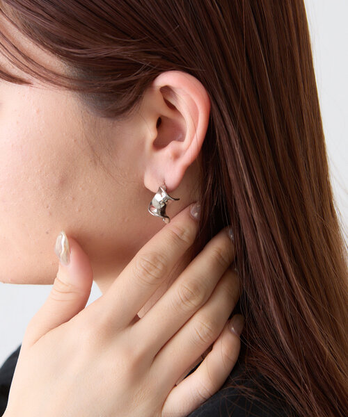 BIRTHDAY BAR（バースデイバー）の「curve plate pierce　カーブプレートピアス（ピアス（両耳用）・レディース・シルバー・0）」の2枚目の写真