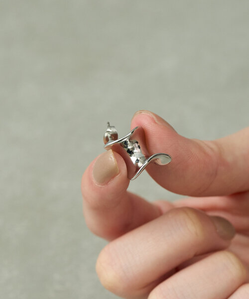 BIRTHDAY BAR（バースデイバー）の「curve plate pierce　カーブプレートピアス（ピアス（両耳用）・レディース・シルバー・0）」の5枚目の写真