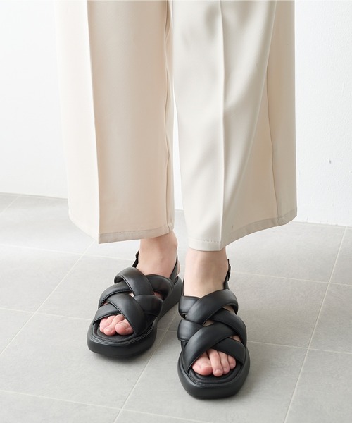 coca(ANDEX shoes product)(コカ)の「かかとベルト ボリューム パテッド クロスサンダル(サンダル・レディース・ブラック・SMALL/MEDIUM/LARGE)」の2枚目の写真